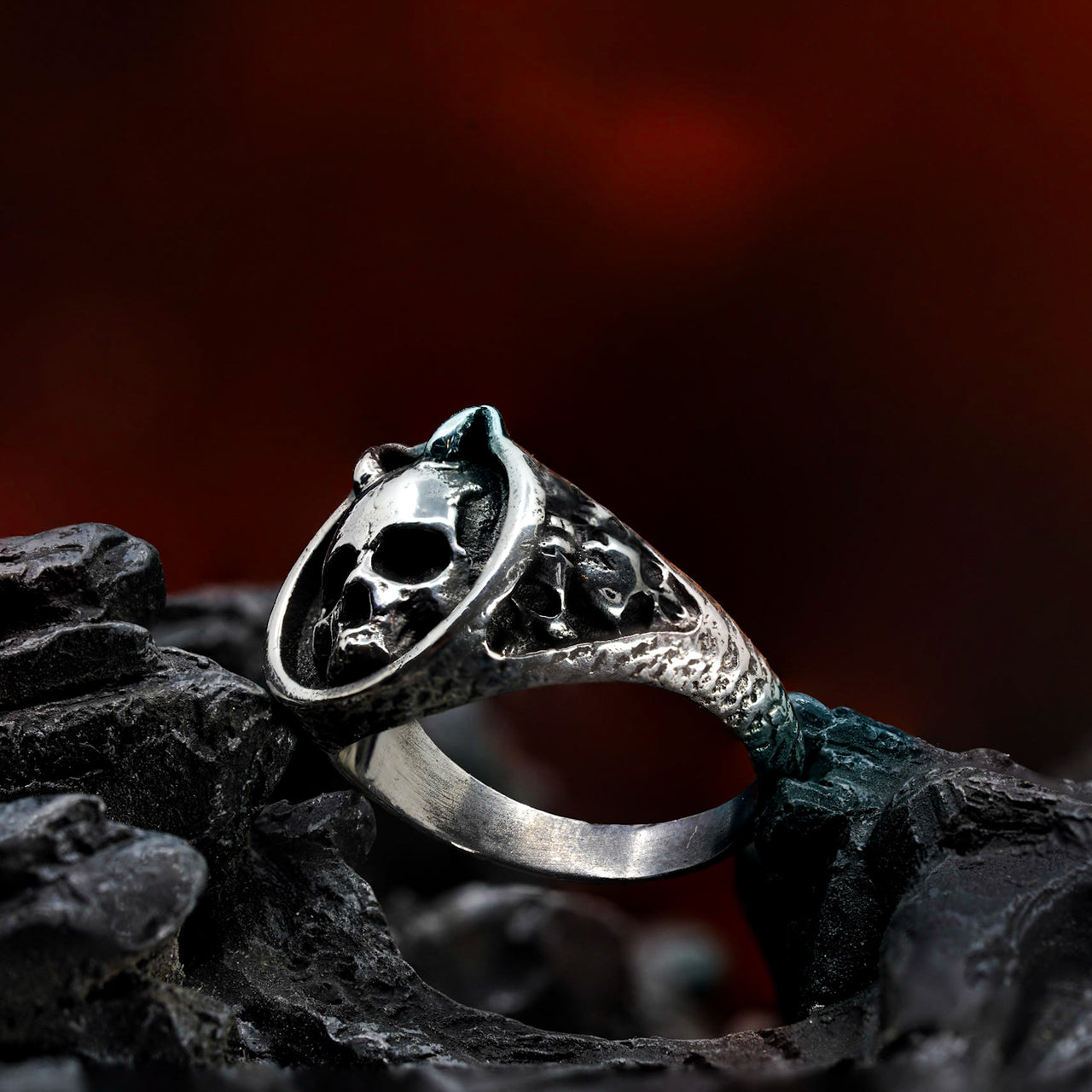 Horned Skull Ring on Demonic Background - Gothic Style - 925 Sterling Silver - Black Feather Design